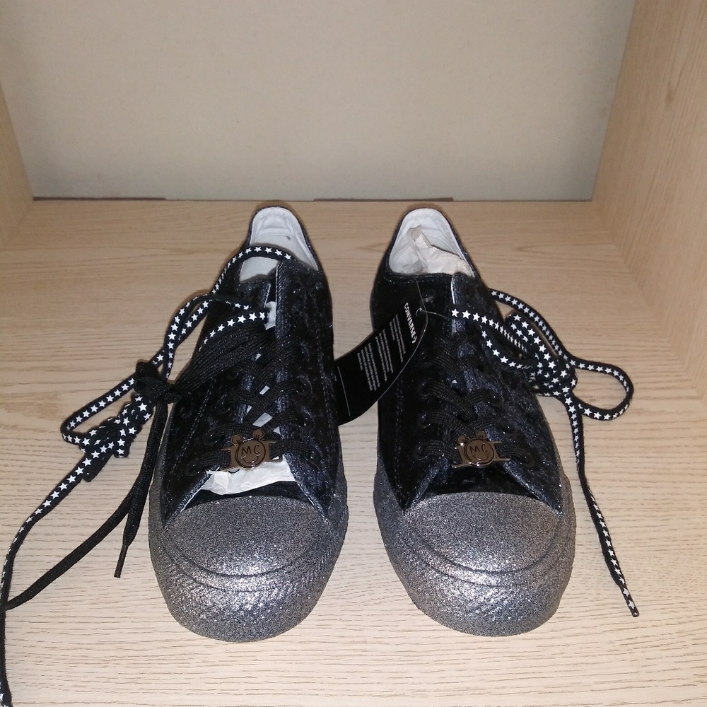 Tennis shoes